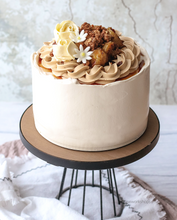 Load image into Gallery viewer, Hands-on Caramelised Cinnamon Banana Cream Cake with Banana Jelly and Crunchy Clusters Workshop