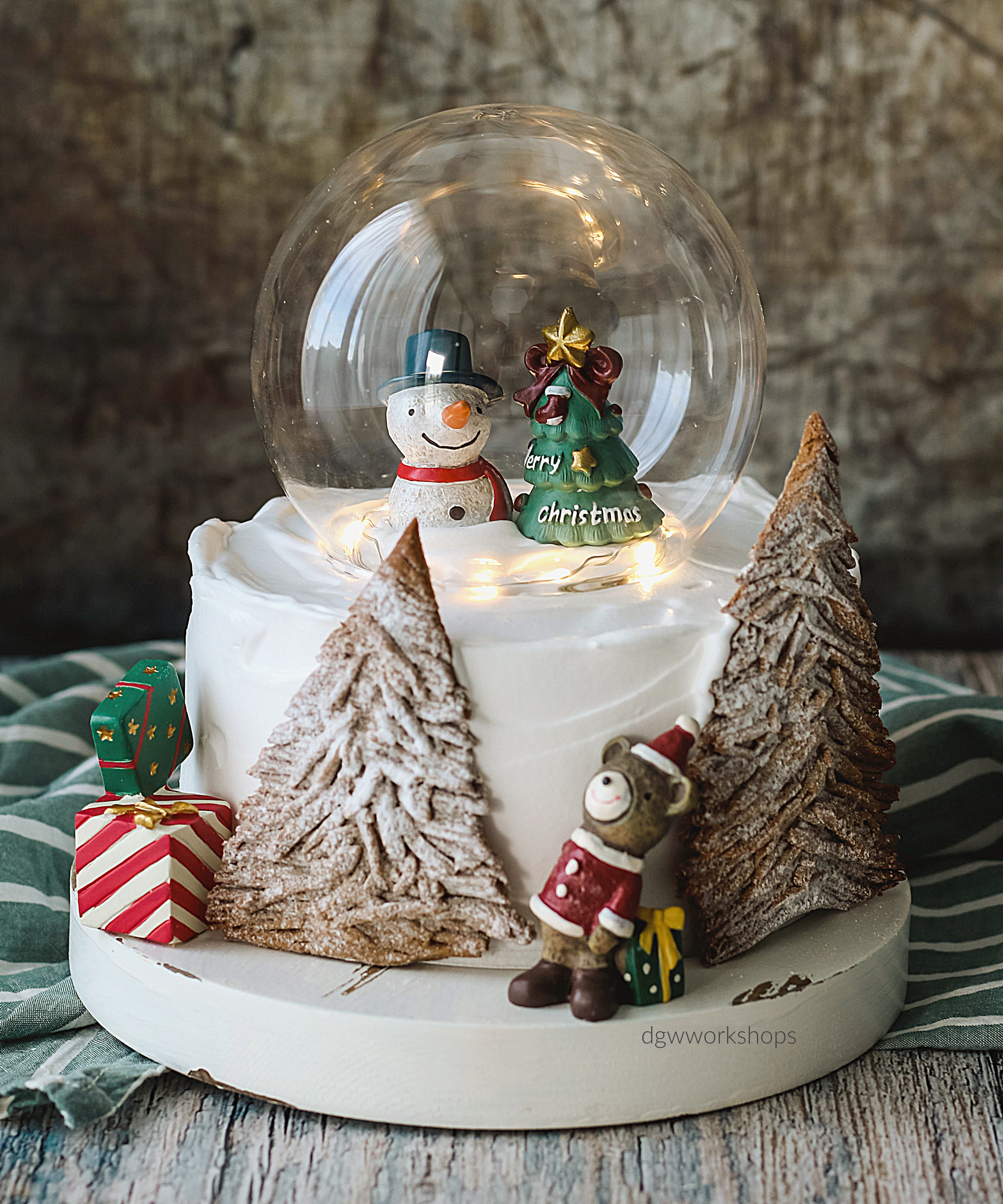 How To Create A Snowy Effect With Royal Icing & Decorate A Christmas Cake  With A Retro Set - YouTube